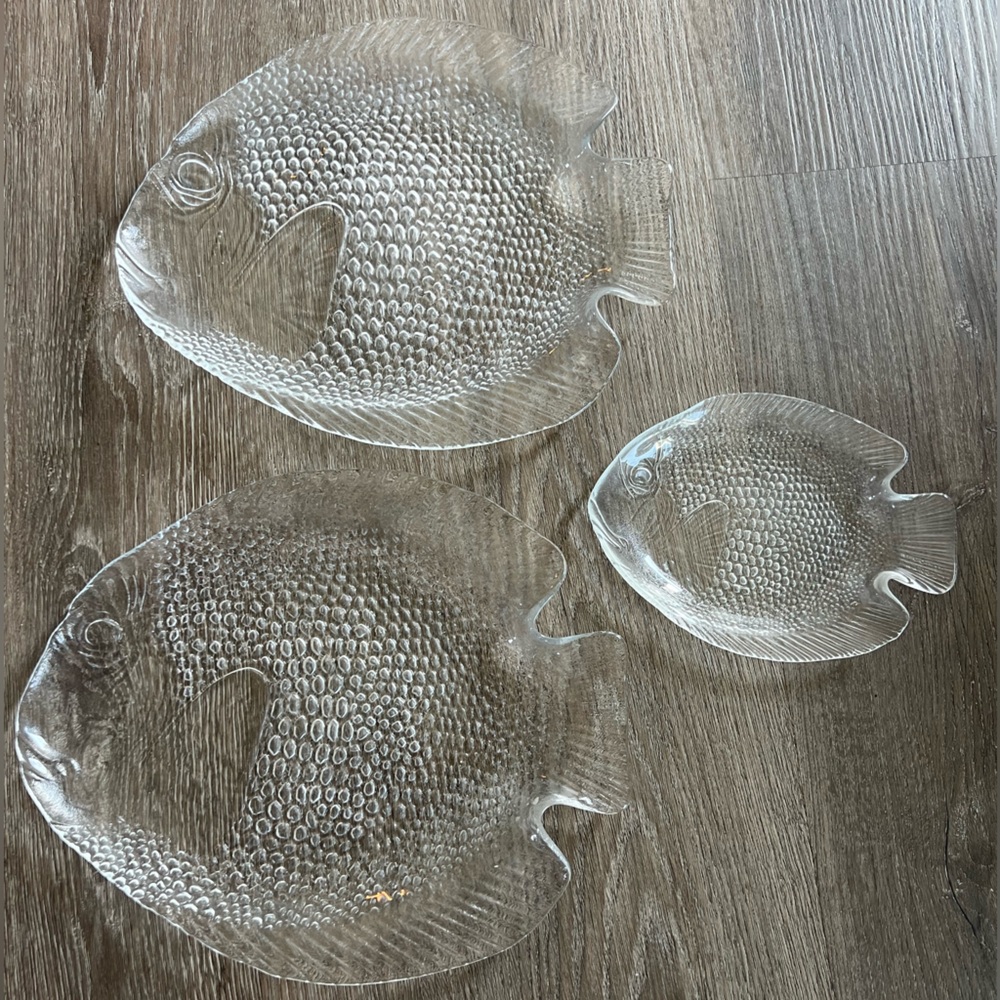Vintage glass fish shaped plates set of 3